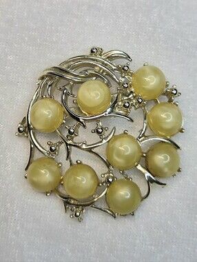 Vintage Dome-shaped Moonglow or Thermoset Lucite Cabochon Wreath Brooch / Pin